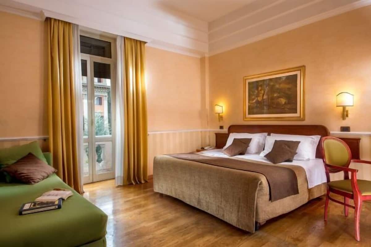 Minibar, una cassaforte in camera, una scrivania, tende oscuranti