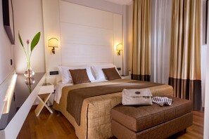 Minibar, coffres-forts dans les chambres, bureau, rideaux occultants