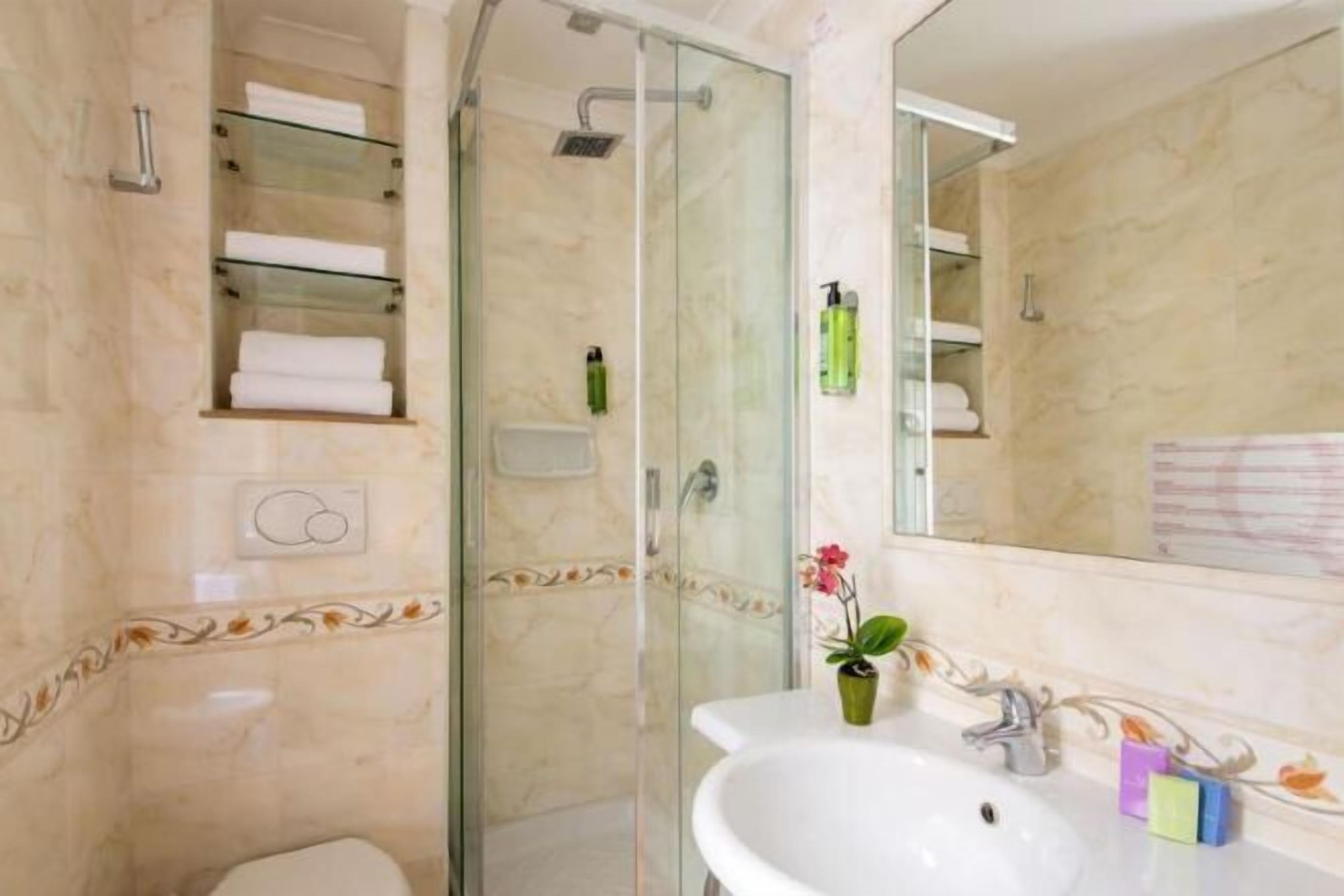 Badezimmer | Dusche, kostenlose Toilettenartikel, Haartrockner, Bademäntel