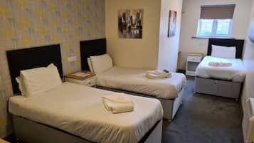 Habitación triple básica | Wifi gratis y ropa de cama