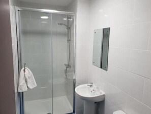 Dusche, Handtücher, Seife, Shampoo
