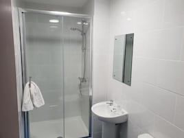 Douche, serviettes fournies, savon, shampoing