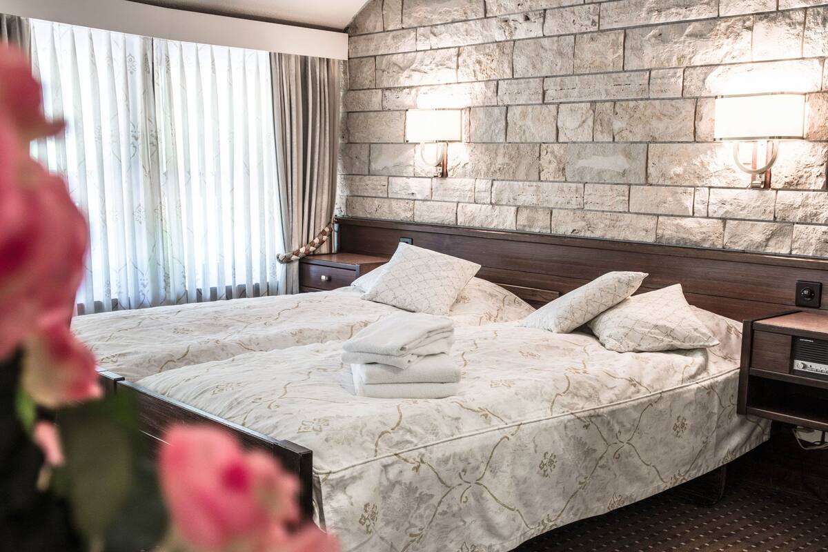 Quarto casal ou duplo, vista para a montanha | Cofres nos quartos, quartos à prova de som, Wi-Fi de cortesia