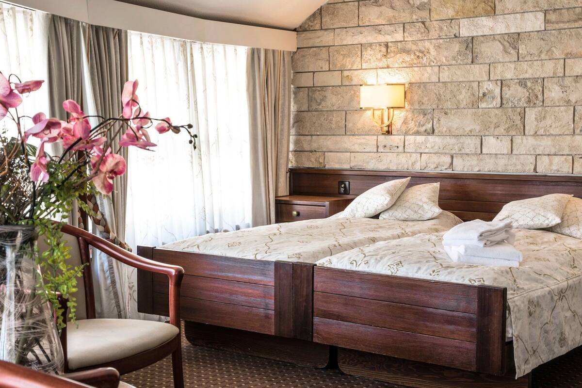Quarto triplo, acessível, vista para a montanha | Cofres nos quartos, quartos à prova de som, Wi-Fi de cortesia