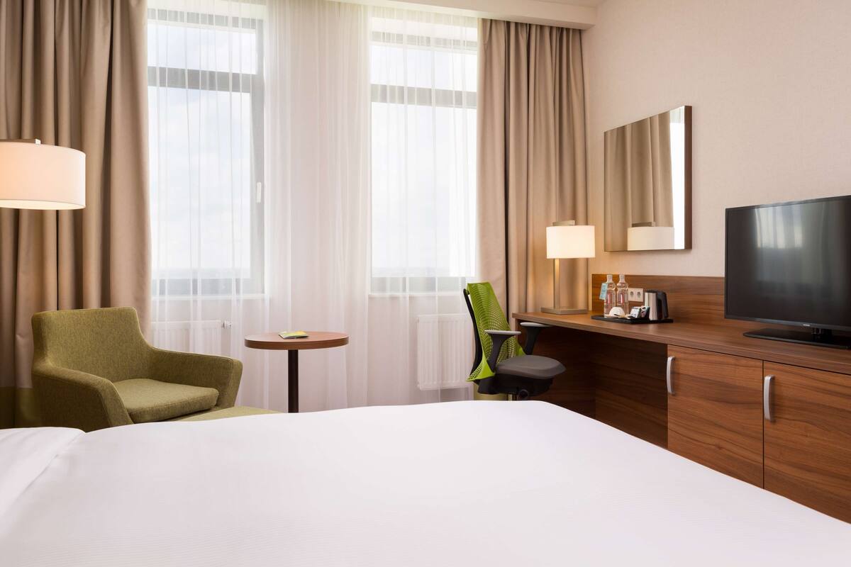 Room, 1 King Bed | Premium bedding, in-room safe, desk, blackout drapes