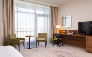 Junior suite, 1 kingsize bed | Luxe beddengoed, een kluis op de kamer, een bureau