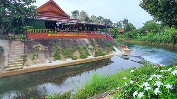 Breakfast, lunch, dinner served; international cuisine