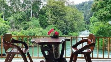 Breakfast, lunch, dinner served; international cuisine