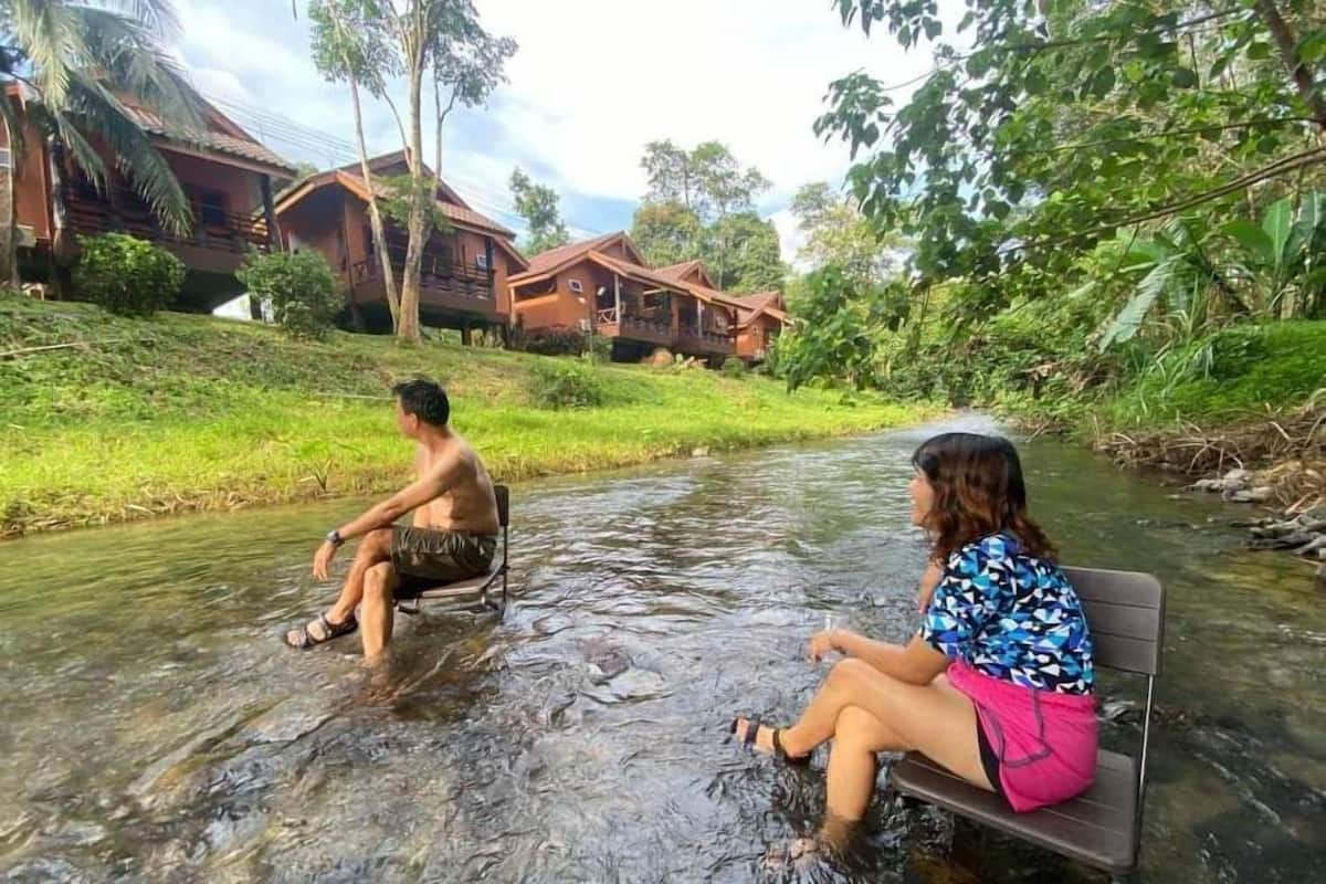Riverside Bungalow | Desk, free WiFi, bed sheets