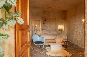 Ropa de cama de alta calidad y caja de seguridad en la habitación 