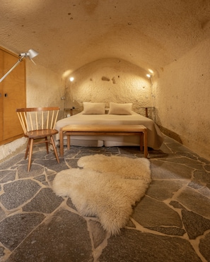 Double Cave Room | Biancheria da letto di alta qualità, una cassaforte in camera