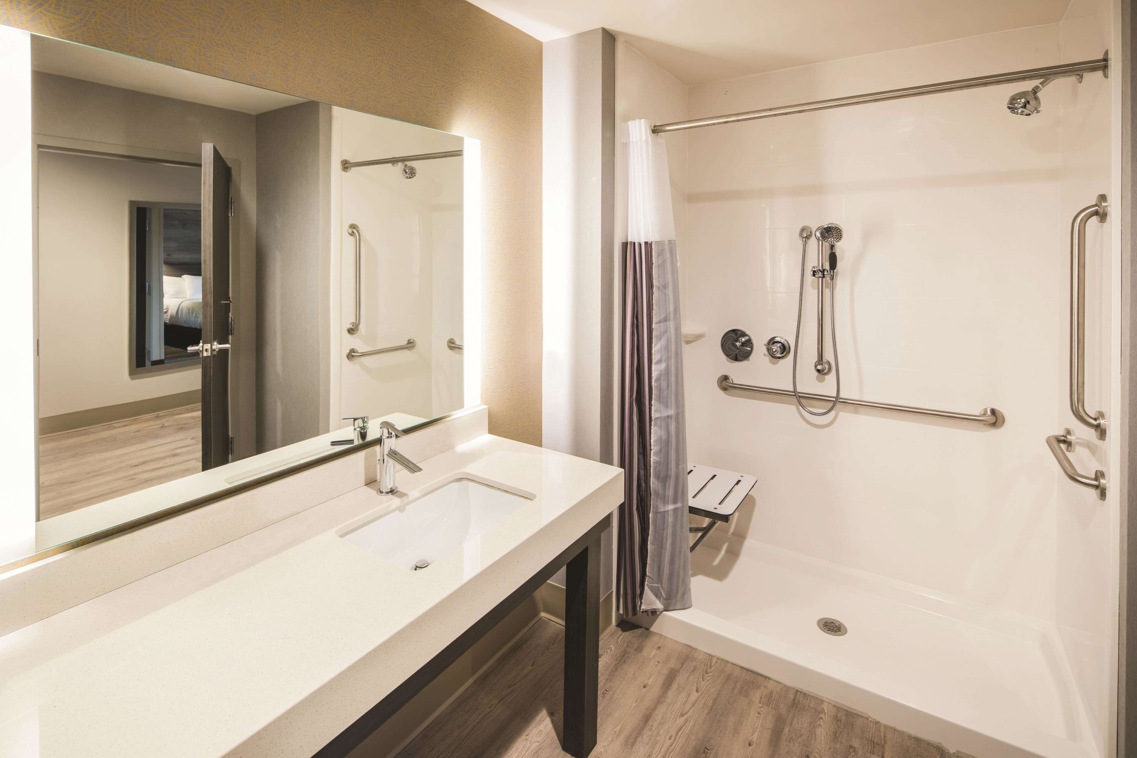 combined shower/bathtub, free toiletries, hair dryer, towels