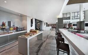 Lobby - Legend Hotel Lagos Airport, Curio Collection by Hilton (Lagos)