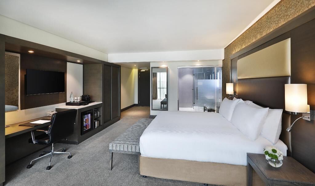 Hypo-allergenic bedding, minibar, in-room safe, blackout curtains