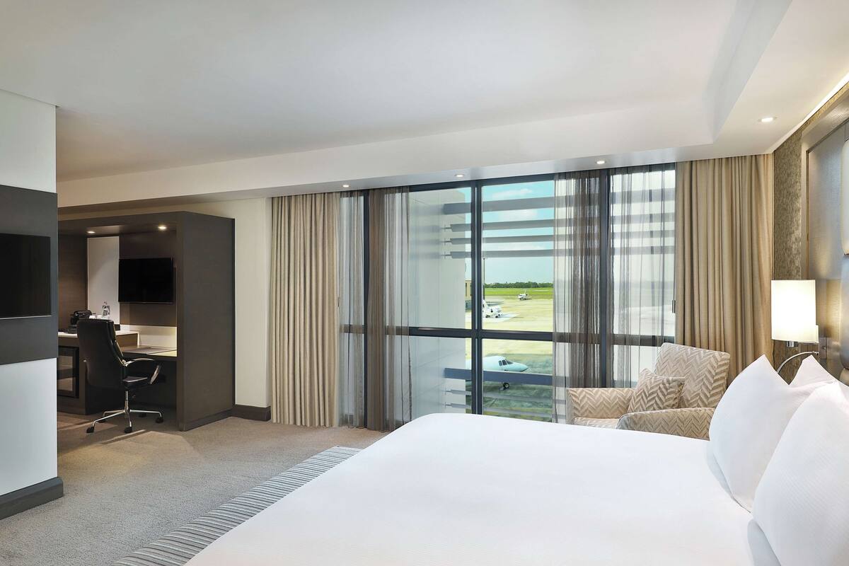 business suite, 1 king bed | hypo-allergenic bedding, minibar, in-room safe, blackout curtains