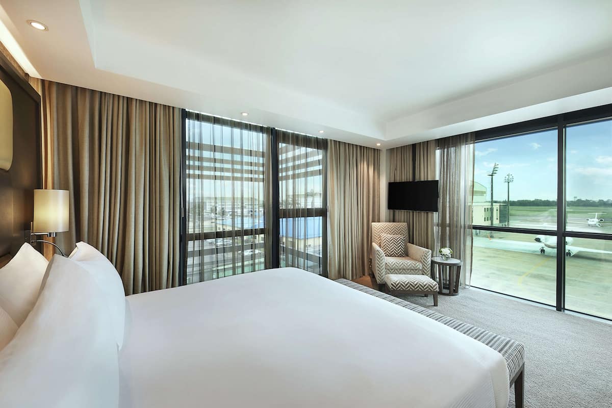 deluxe suite, 1 king bed | hypo-allergenic bedding, minibar, in-room safe, blackout curtains