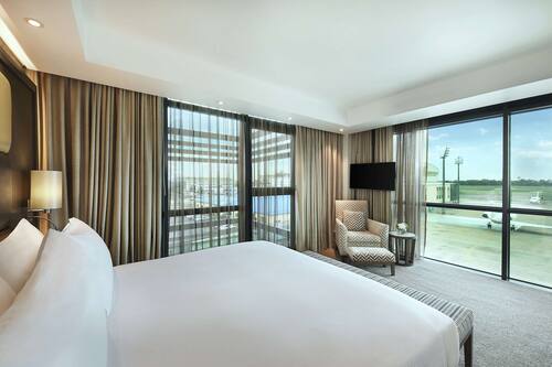 Suite Deluxe, 1 très grand lit | Literie hypoallergénique, minibar, coffre-fort pour ordinateur portable