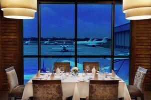 Sarapan dan makan tengah hari dihidangkan, masakan antarabangsa 