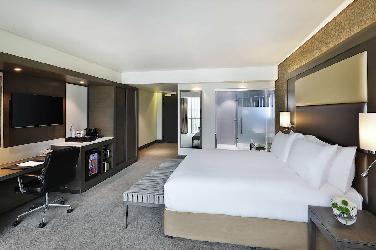 hypo-allergenic bedding, minibar, in-room safe, blackout curtains