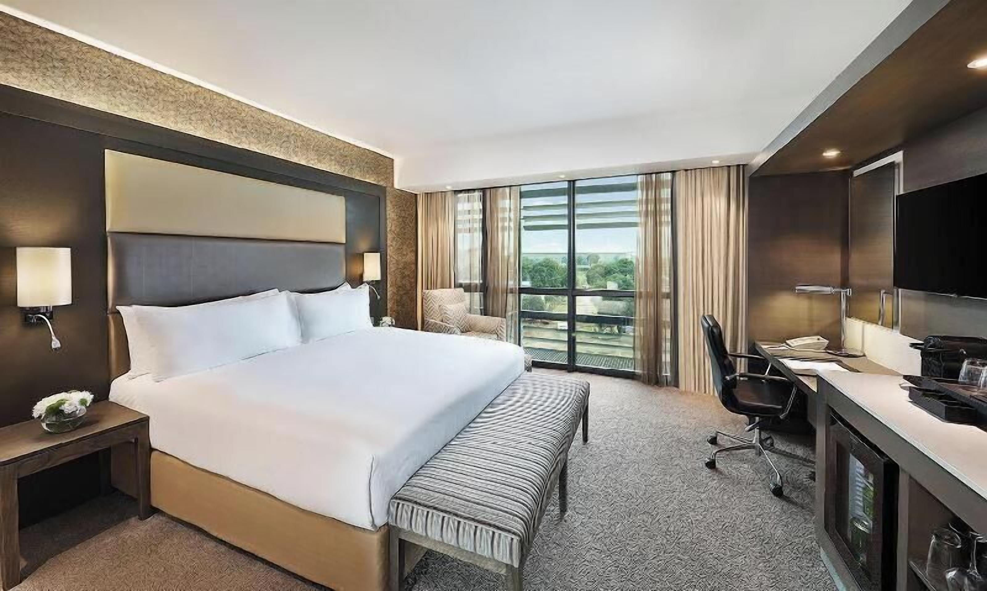 Hypo-allergenic bedding, minibar, in-room safe, blackout curtains
