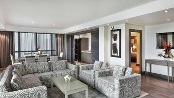 プレジデンシャル スイート | リビング エリア | 55 インチのスマートテレビ (ケーブル放送視聴可)、テレビ、iPod ドック