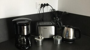 Eine Küchenarbeitsplatte mit Kaffeemaschine, Toaster und Wasserkocher.