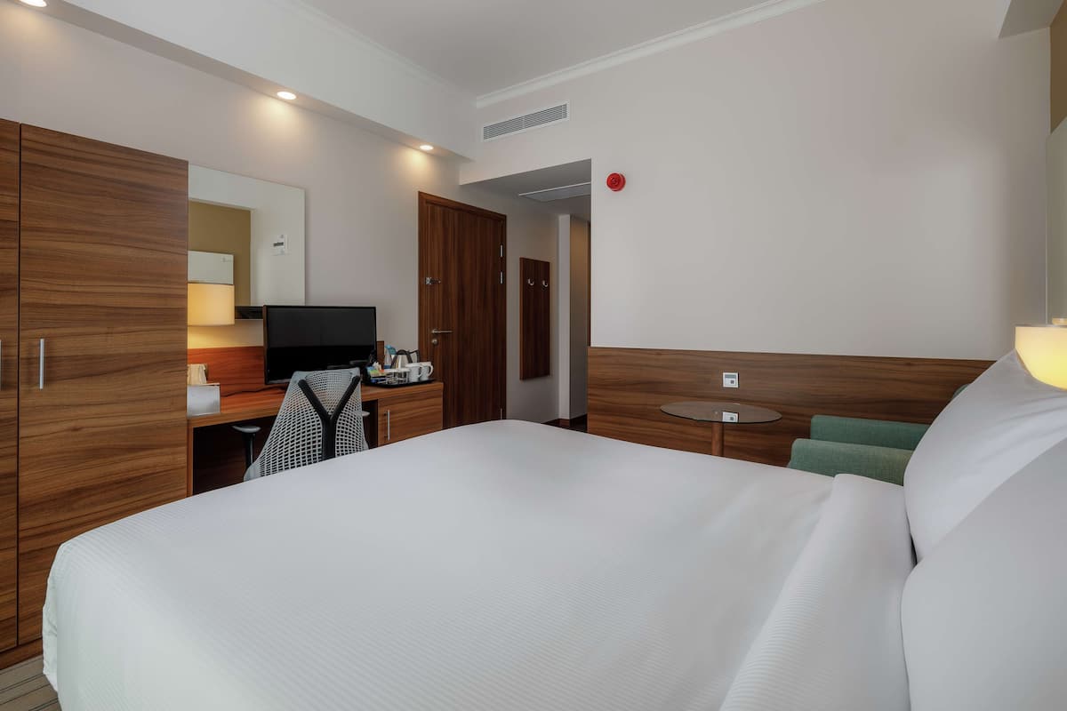 Room, 1 Queen Bed, Accessible | In-room safe, desk, blackout drapes, soundproofing