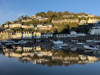 A tranquil fishermans cottage a minute from the beach with free reserved parking
