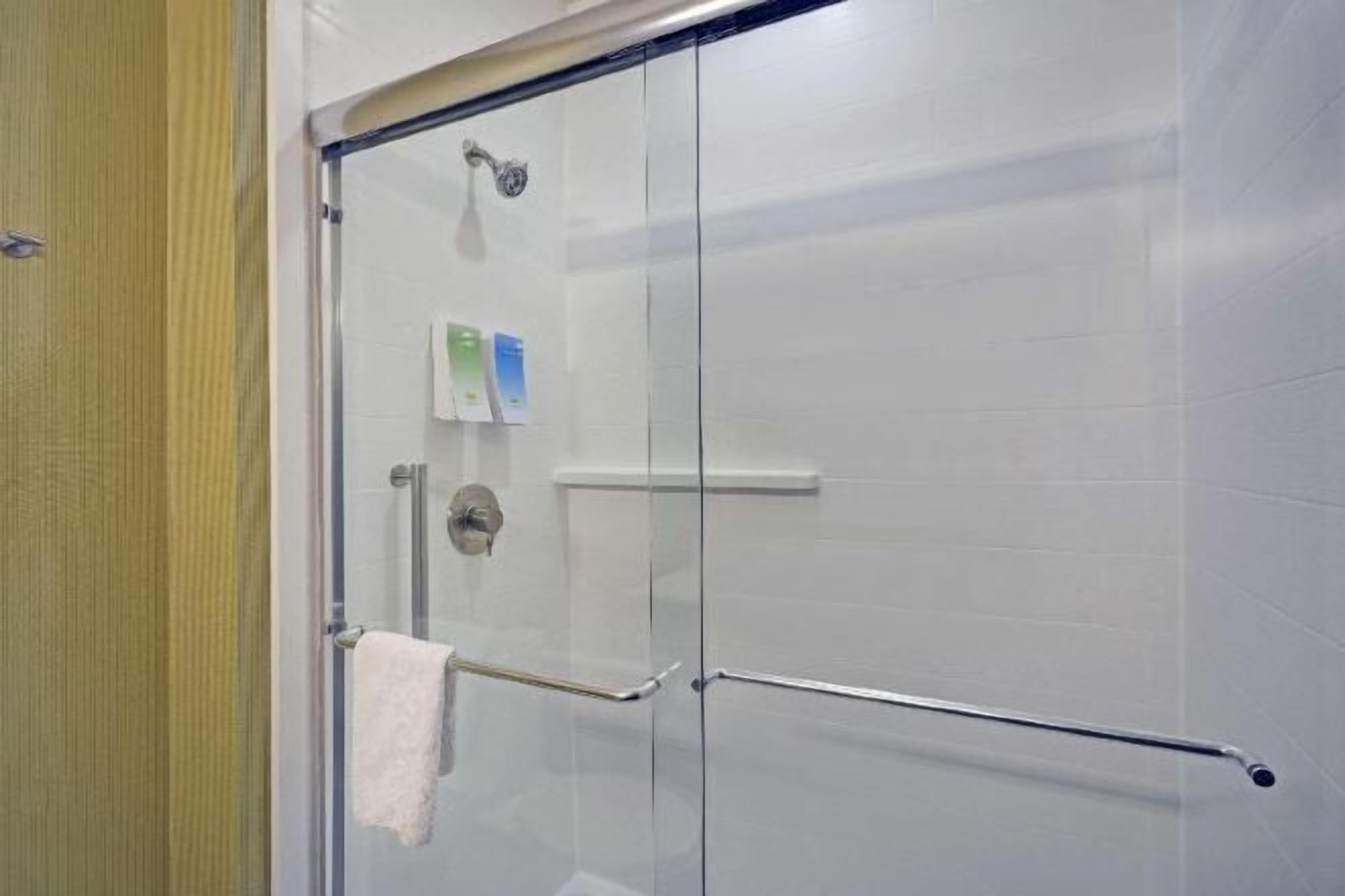 ห้องน้ำ | ฝักบัวในอ่างอาบน้ำ, ของใช้ในห้องน้ำฟรี, ไดร์เป่าผม, ผ้าเช็ดตัว