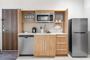 Cafetera/tetera, refrigerador con freezer, microondas, lavavajillas