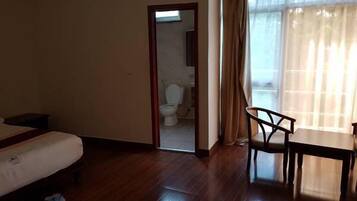 خزنة داخل الغرفة ومكتب ومكواة/لوح كي وواي فاي مجانًا