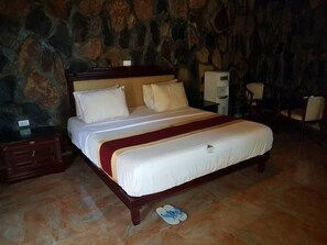 Suíte | Cofres nos quartos, escrivaninha, ferros/tábuas de passar roupa