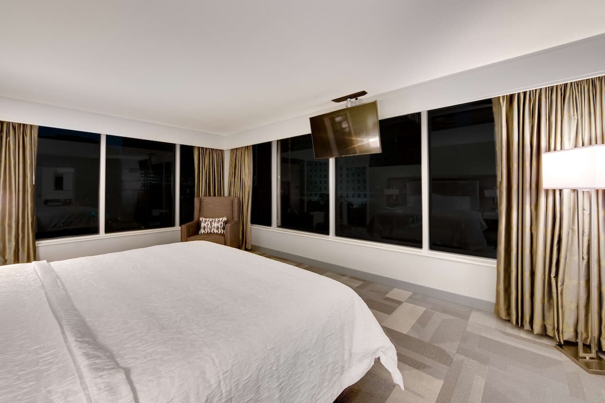 in-room safe, desk, laptop workspace, blackout curtains