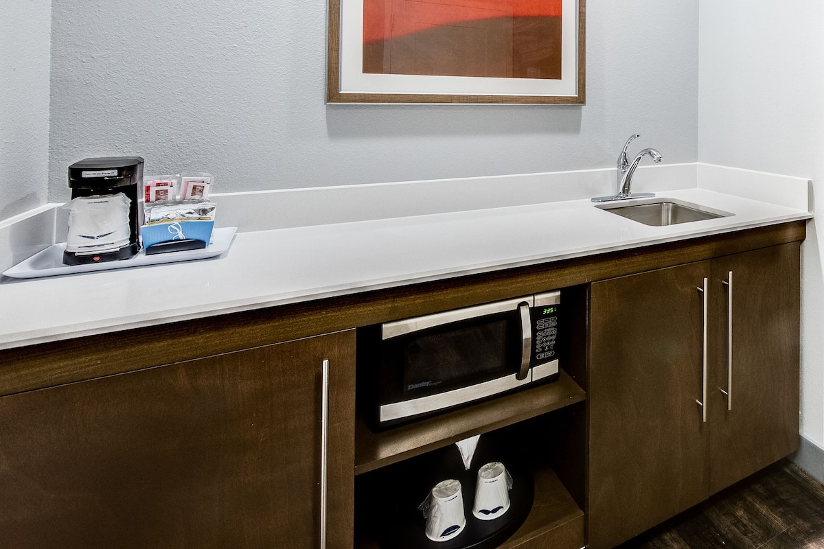 suite, 1 king bed with sofa bed, accessible, city view (hearing accessible) | microwave