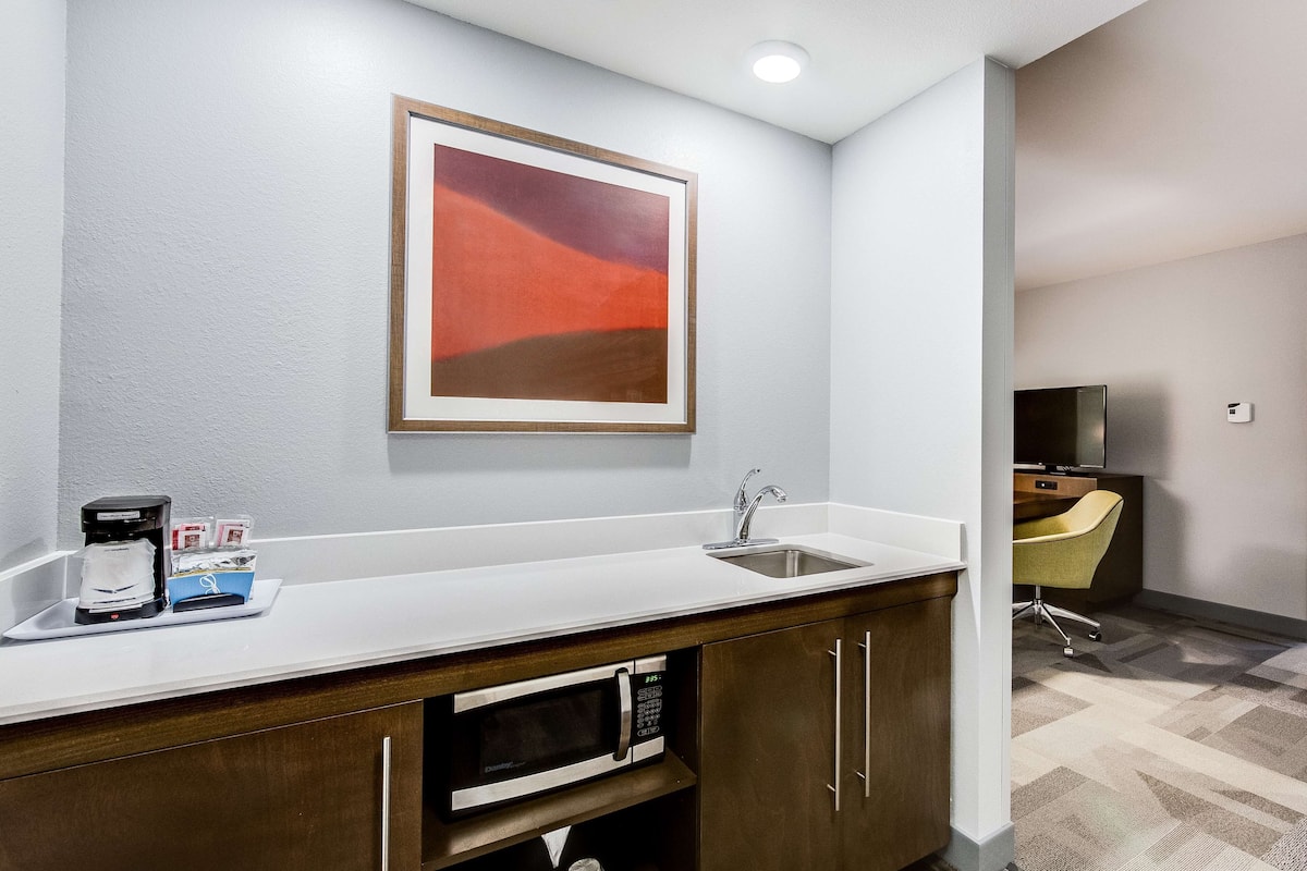 in-room safe, desk, laptop workspace, blackout curtains