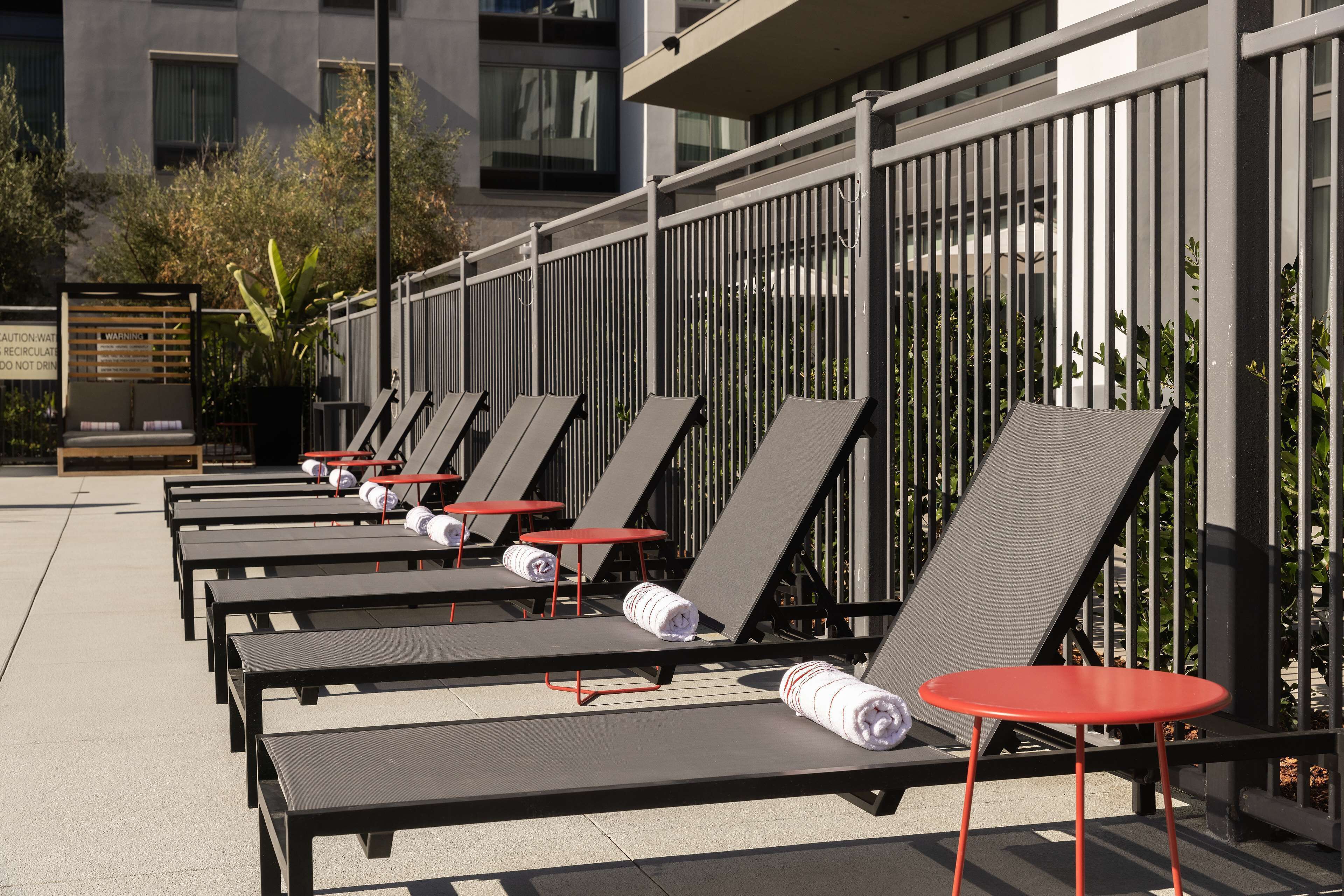Una piscina al aire libre, camas de piscina gratis