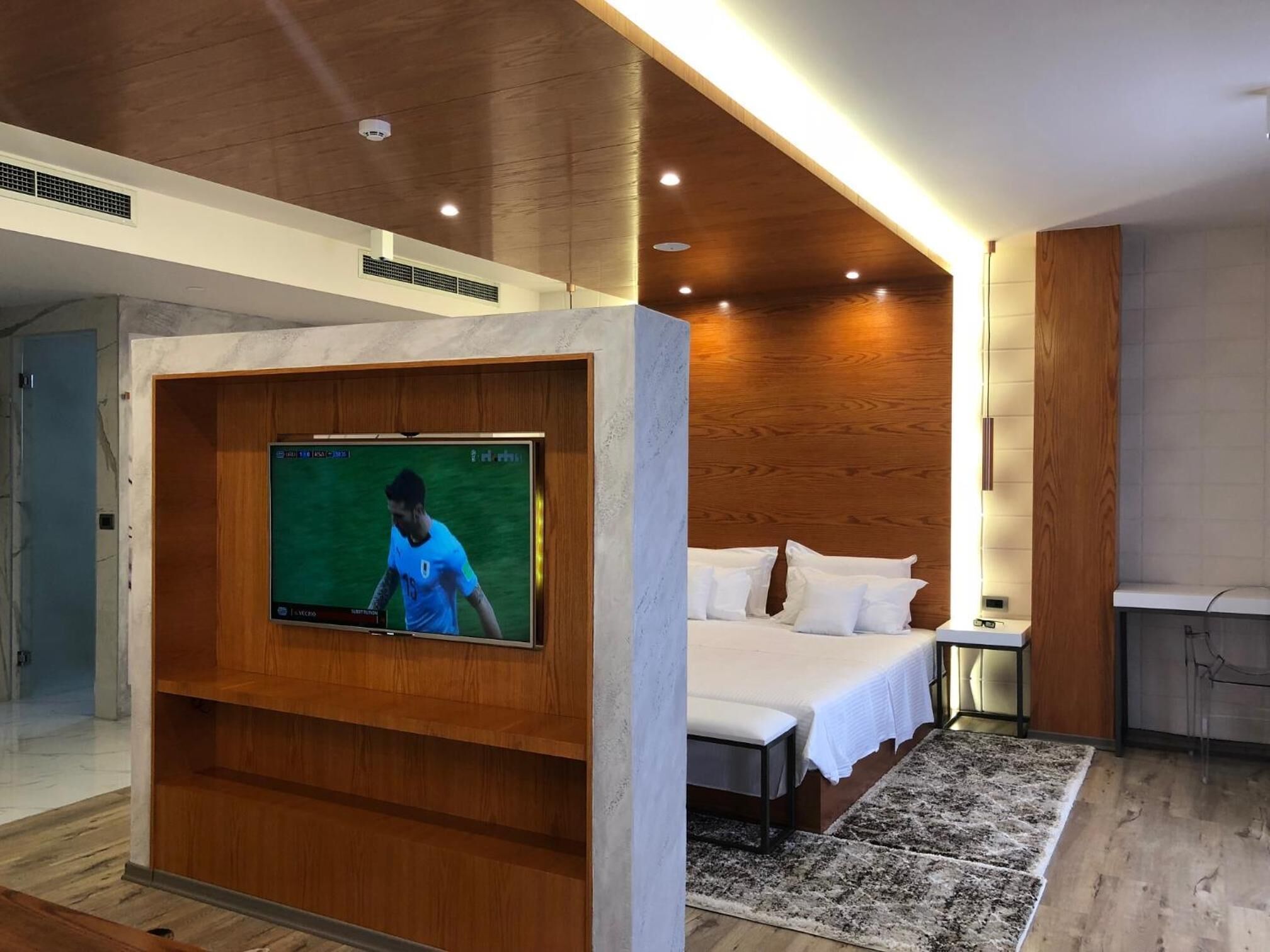 Minibar, safe på rommet, skrivebord og lydisolert