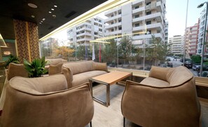 Bar-salon dans le hall