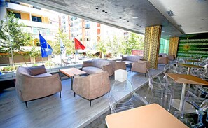 S'hi serveixen esmorzars, dinars i plats de cuina local i internacional