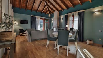 Suite – grand, massasjebadekar | Skrivebord, lydisolert, strykejern/-brett og wi-fi (inkludert)