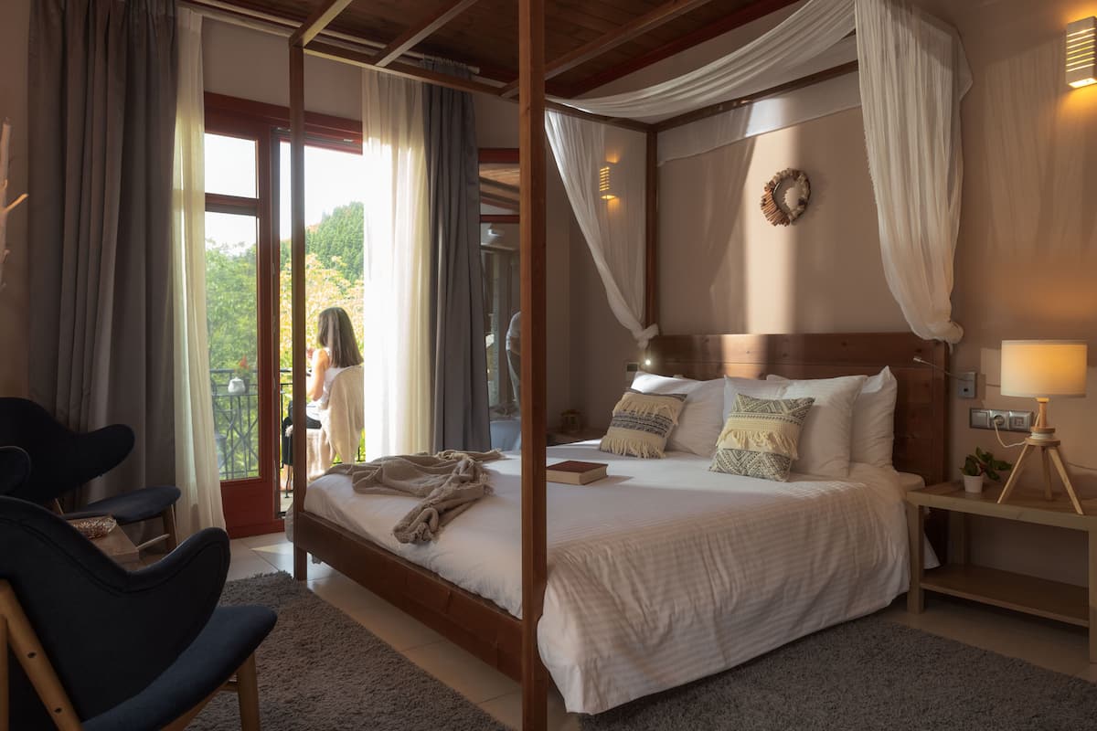 Deluxe Double Room, Balcony | 1 bilik tidur, meja, kalis bunyi, seterika/papan seterika