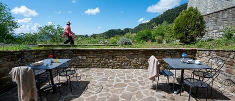 Kolmen hengen perushuone | Terassi/patio