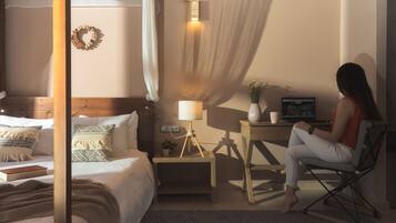 Un dormitorio con cama, mesita de noche, lámpara y un escritorio con silla.
