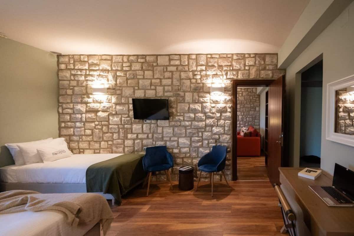 Family Studio Suite, 2 Bedrooms (Superior) | 1 bilik tidur, meja, kalis bunyi, seterika/papan seterika