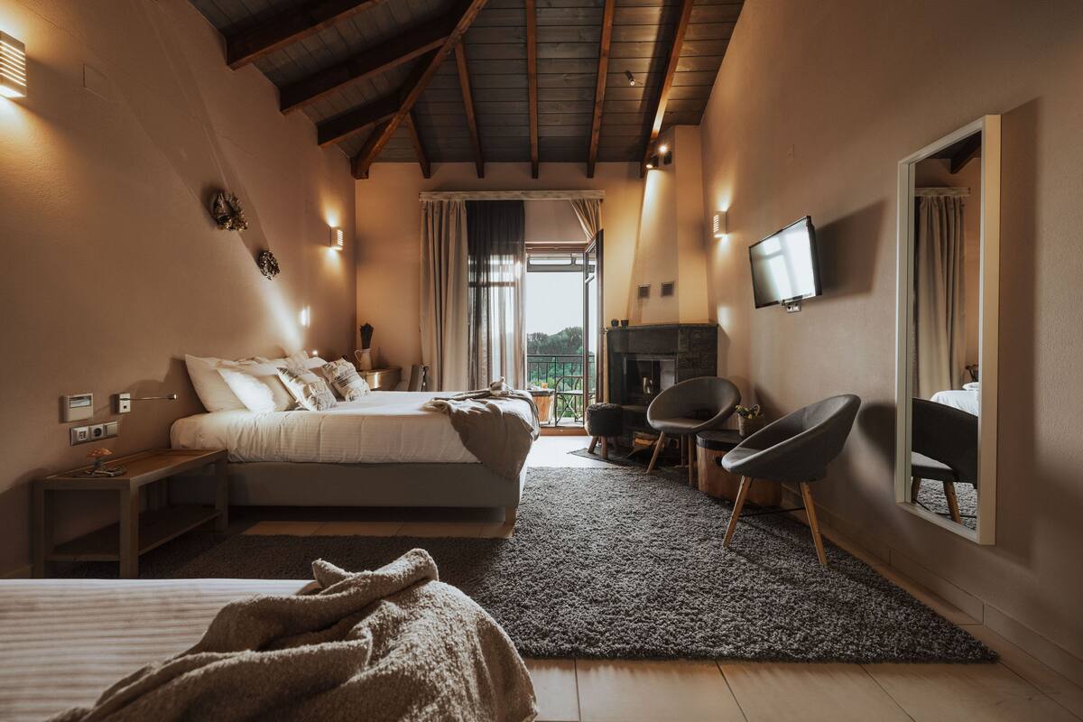 Studio Suite Junior | Bàn, phòng cách âm, bàn ủi/dụng cụ ủi quần áo 