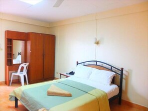 In-room safe, desk, blackout drapes, free WiFi - Utid Court (Pattaya)
