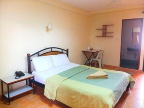 Värdeförvaringsskåp på rummet, skrivbord och mörkläggningsgardiner