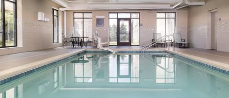 Zona de piscina con elevador para piscina, sillas y vistas al exterior.