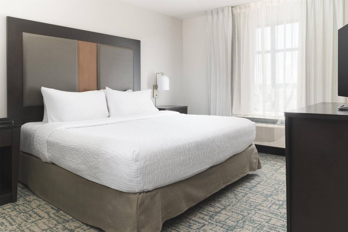 Suite, 1 letto king, accessibile ai disabili, vasca da bagno | Biancheria da letto ipoallergenica, ferro/asse da stiro