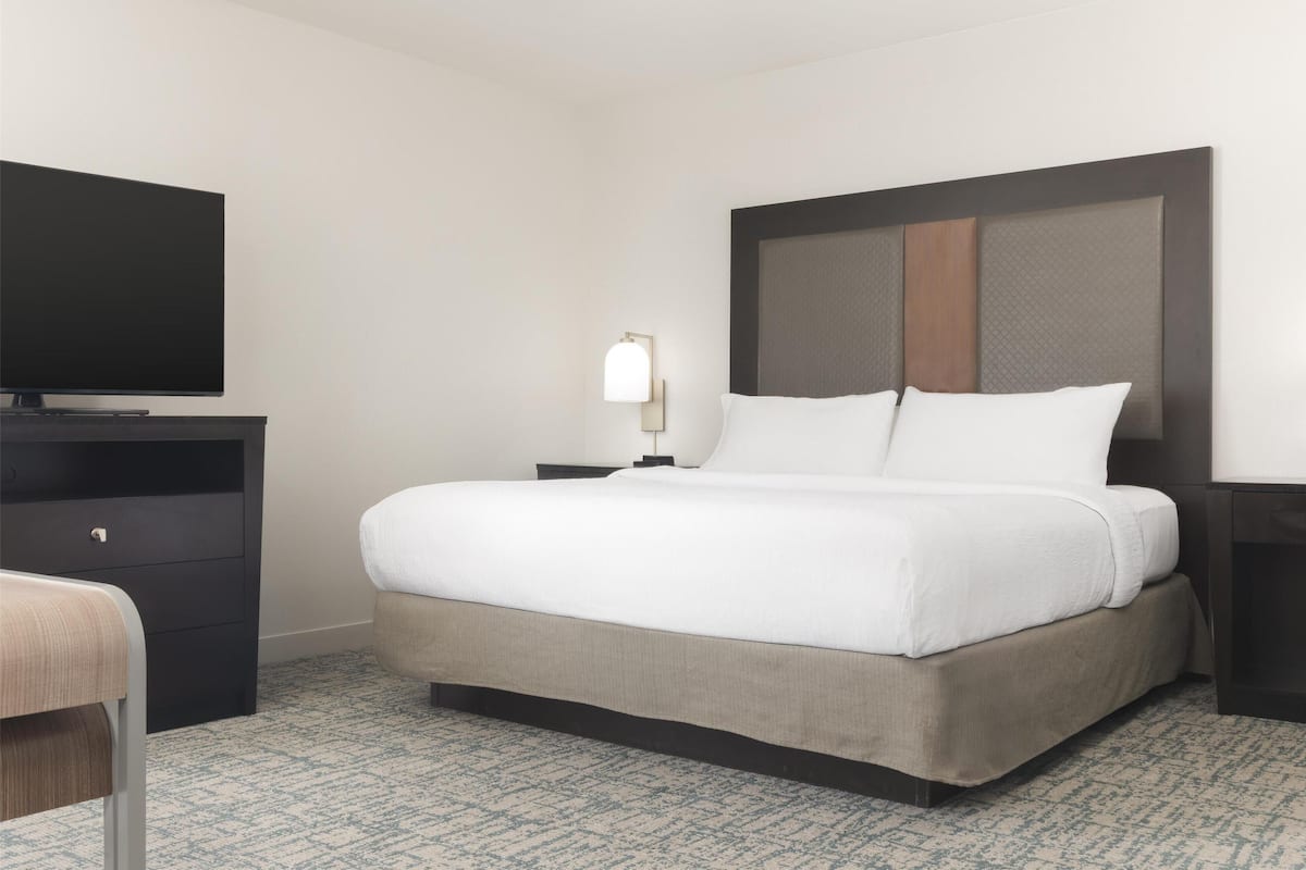 Studio Suite, 1 King Bed, Non Smoking | Hypo-allergenic bedding, iron/ironing board, free cots/infant beds